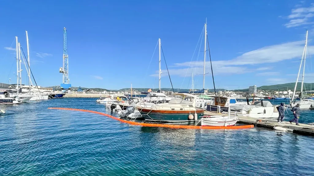 Harbo Boom in water protecting boats